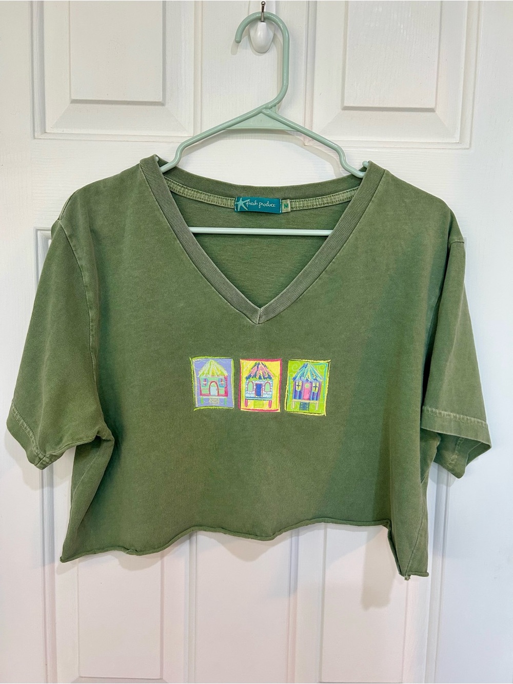 Vintage Fresh Produce Cropped V-Neck Graphic T-Shirt Olive Green Size M